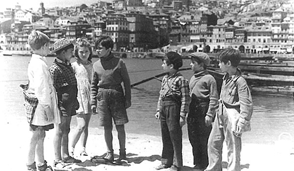 Cena do filme Aniki Bobó de Manoel de Oliveira, 1942