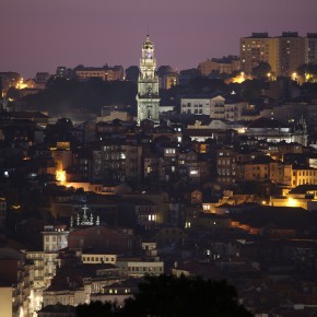 Porto estival ao anoitecer