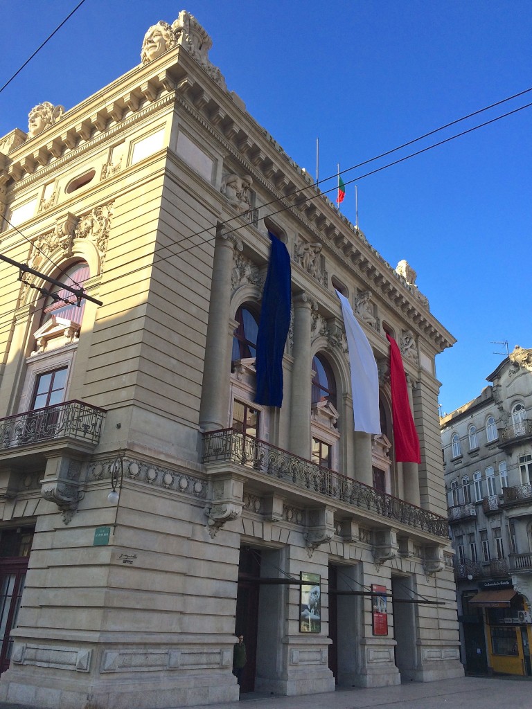 Teatro Nacional de São João ostentando as cores da bandeira de França, por Vera Dantas