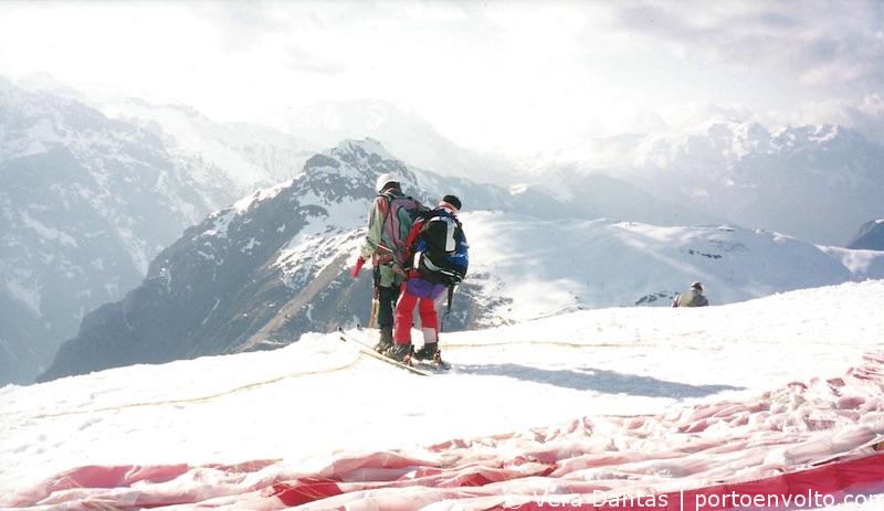 Alpine Ski with parachute
