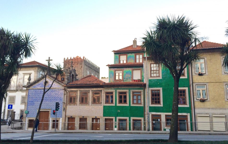 Igreja da Boa Nova e casas de azulejos coloridos no Porto