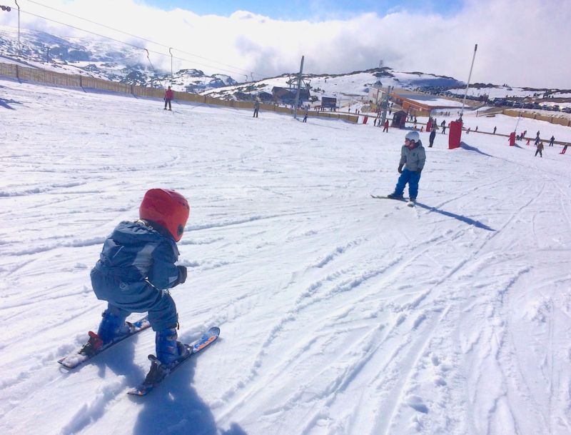 Crianças a esquiar na Serra da Estrela